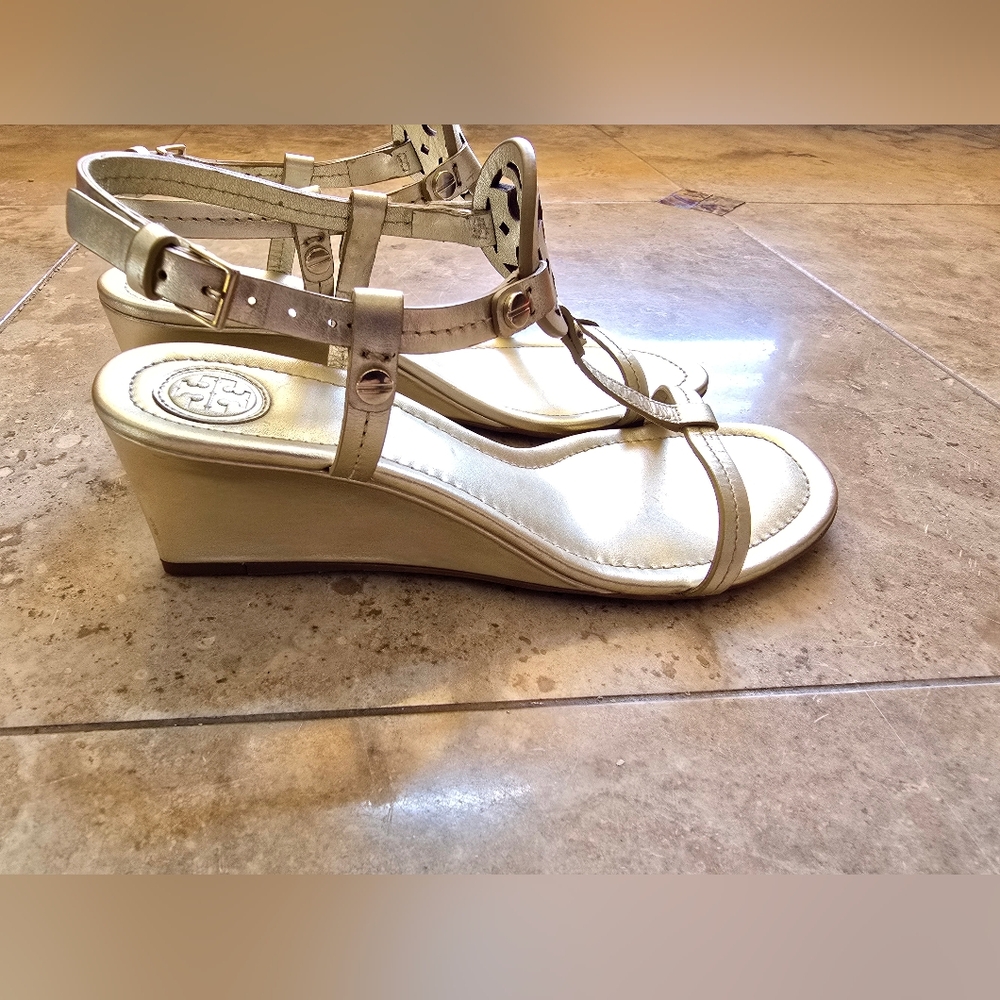 Tory Burch Miller Gold Wedge Sandals Size 7 - Picture 3 of 8